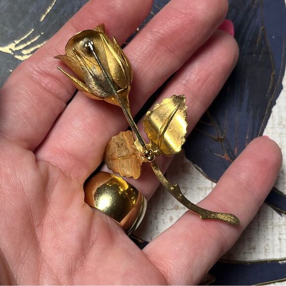 SOLD Vintage Large Delicate Gold Rose Flower Brooch - Picture 5 of 8